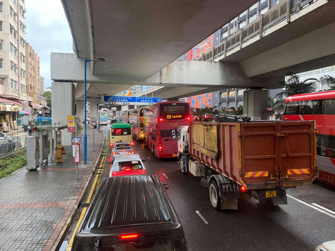 有網民在觀塘被困車龍中。網民Jays Chan圖片