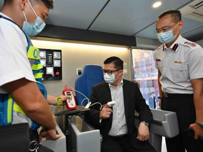 鄧炳強到訪尖東消防局，視察消防局內的消防和救護裝備。