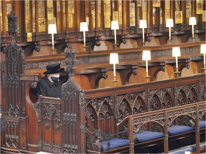 英女皇獨坐在禮拜堂內。AP圖片