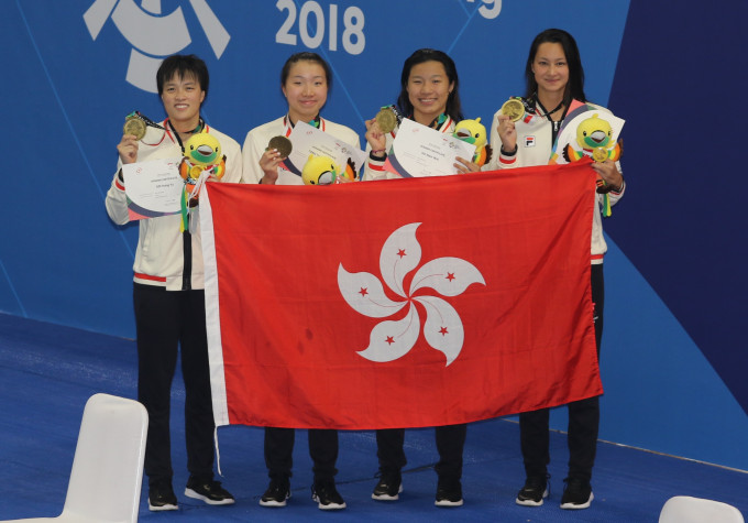 施幸余、郑莉梅、何南慧及邓采淋组成的香港代表队，于亚运会女子4x200米自由泳接力赛中，以8分14秒36成绩助港队嬴得一面铜牌