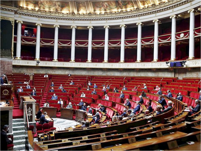 法國國會全票通過，將性行為法定年齡定為15歲。網圖