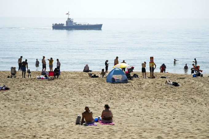 英國民眾近日到海灘消暑。AP