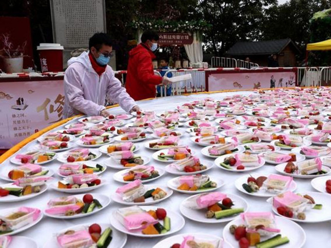 河南洛阳老君山国庆节假期推出自助一元午餐，收入较客量为多。