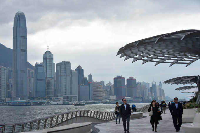 預測本港地區今日大致多雲，間中有驟雨及幾陣狂風雷暴。