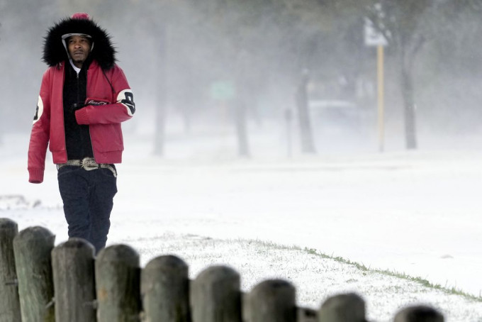 美国德州暴风雪造成数百万户停电。AP图片