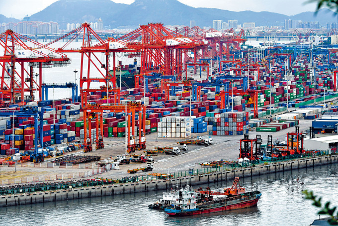 以人民币计价，首2个月中国货品进出口总值5.44万亿元，按年上升32.2%。