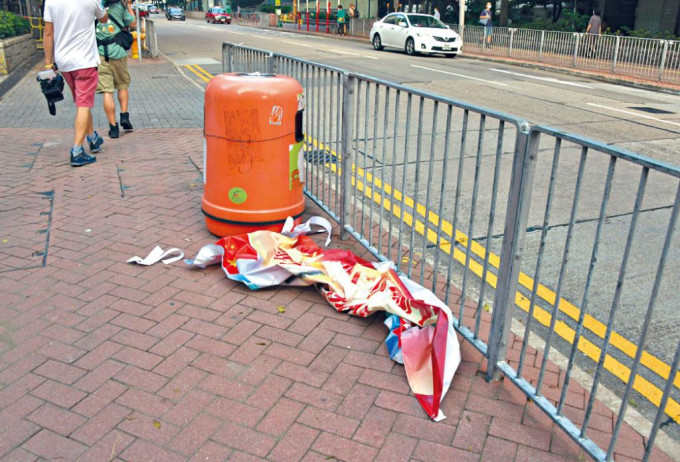 横头磡邨案发日有二十支国旗及横额，遭焚烧或扯落。