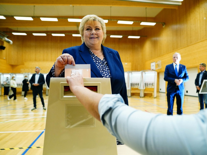 挪威大选已完成大部分点票，料执政保守党失去多数党地位。AP图