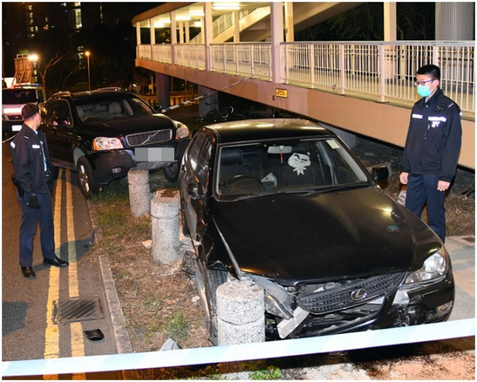 前車為被追撞的凌志私家車。