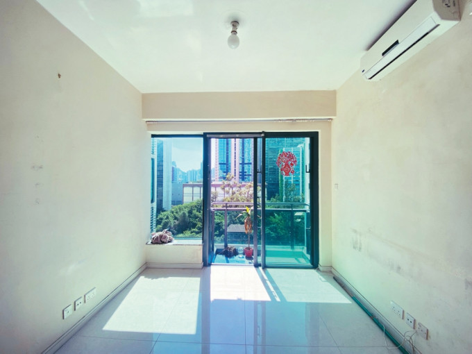 荃灣昇柏山低層LB室，3房1套連儲物室，現叫價910萬。
