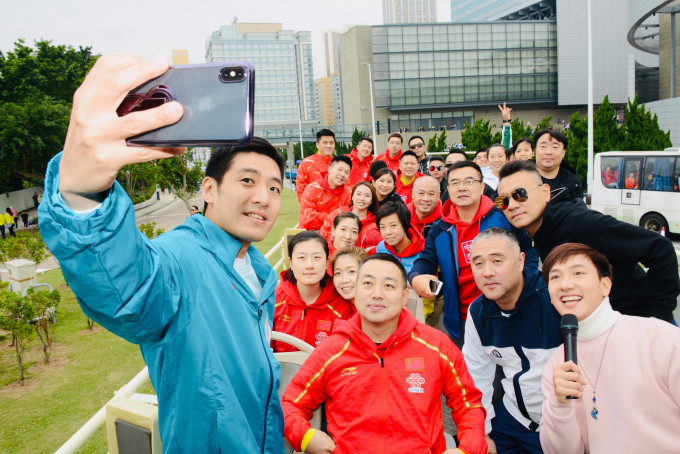 中國澳門體育暨奧林匹克委員會青委會主任馬志成(左)與多位中國奧運金牌名將合照。