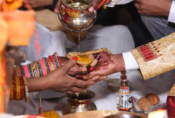 印度妇瞒著家人嫁予小鲜肉。配图与本文无关