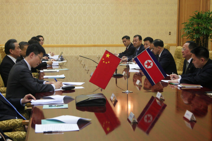 王毅昨日在平壤同北韩外务相李容浩会谈。AP