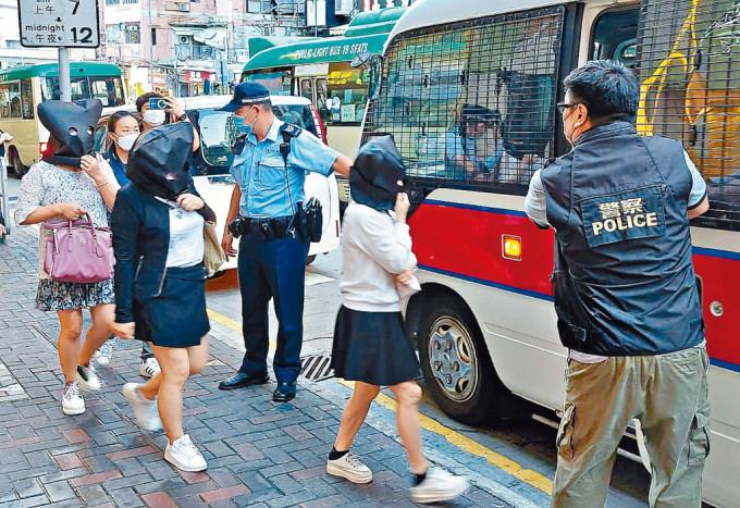 警方拘捕九名涉嫌提供手淫服務的本地中年婦女。