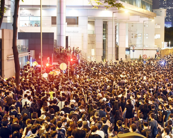 6月26日晚有大批示威者圍堵灣仔警察總部。