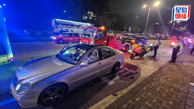 九龙城亚皆老街两车相撞 3人受伤送院