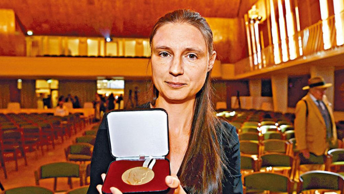 维亚佐夫斯卡展示菲尔兹奖奖章。