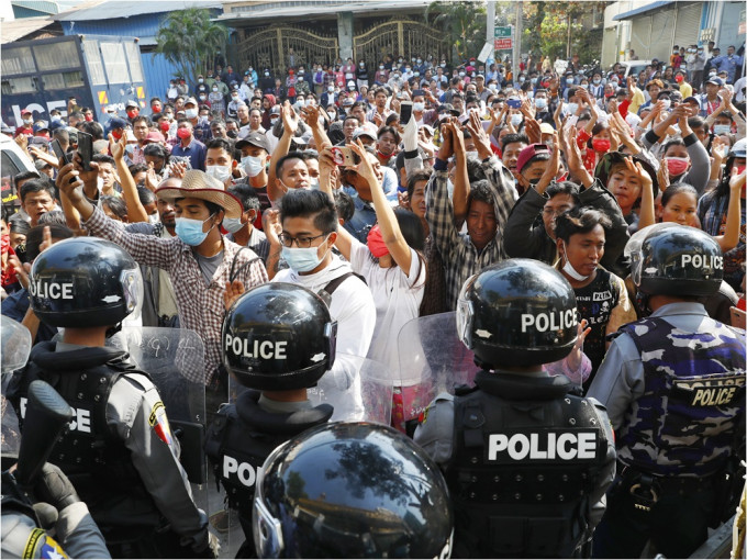 緬甸民眾連續8日上街抗議。AP