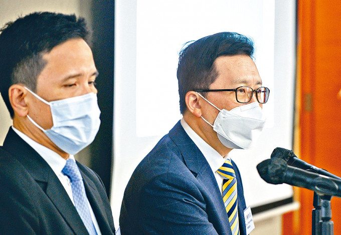 香港医院药剂师学会会长崔俊明（右）建议提供更多接种诱因。