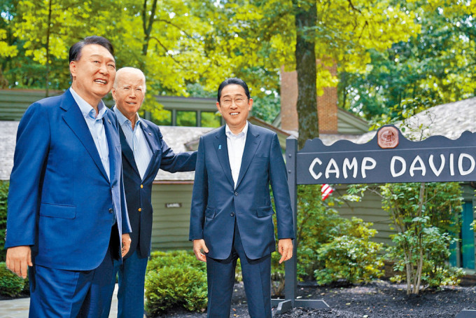 拜登在大衛營與日本首相岸田文雄、南韓總統尹錫悅召開三方峰會。