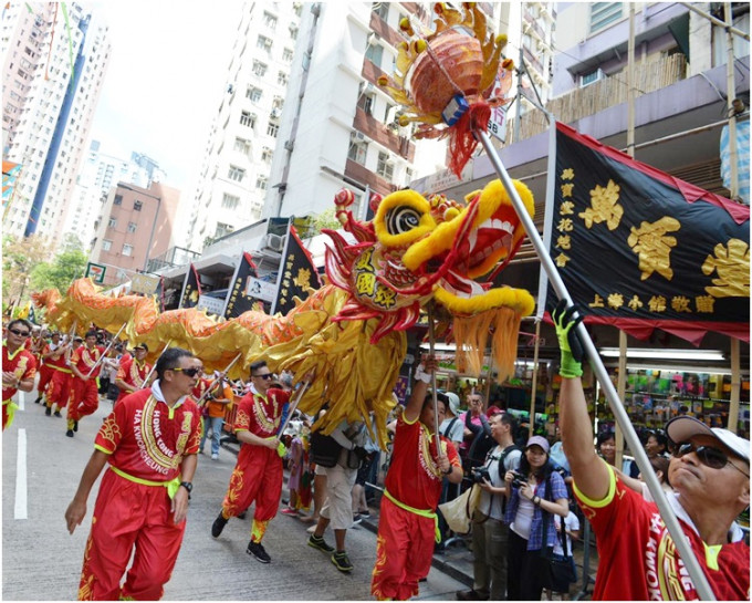 队伍早上10时半起，由筲箕湾电车总站出发，沿东大街巡游至附近的谭公庙。