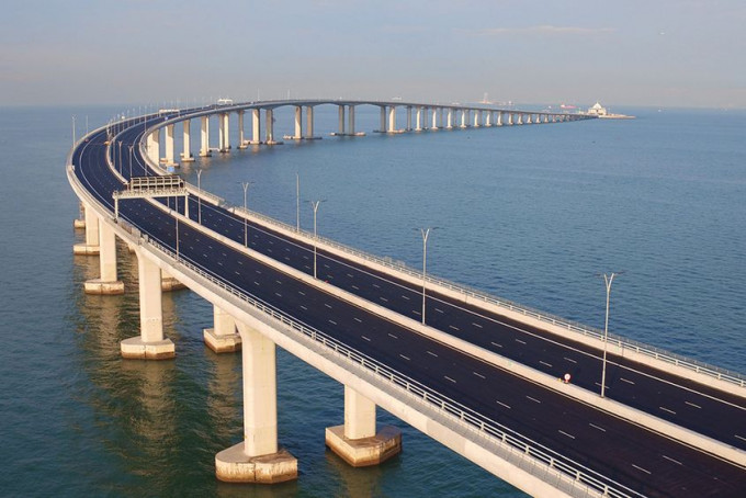 港珠澳桥自动收费车道传出有18条之多。资料图片