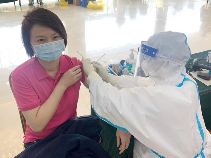 李慧琼今早到深圳接種疫苗。
