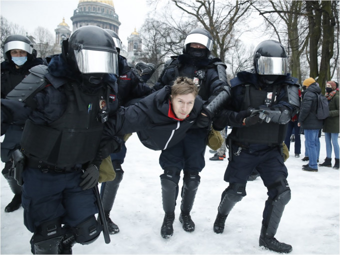俄罗斯多地都有民众上街声援反对派领袖纳瓦尔尼，警方拘捕多人。AP