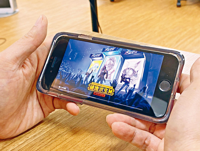 騰訊食雞遊戲《PUBG MOBLE》上月海外收入折合約6.1億港元，按年增25%。
