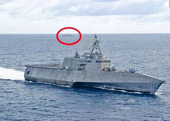 ■美军发出其军舰在南海巡航图片，远处可见一艘中国军舰（红圈示）。