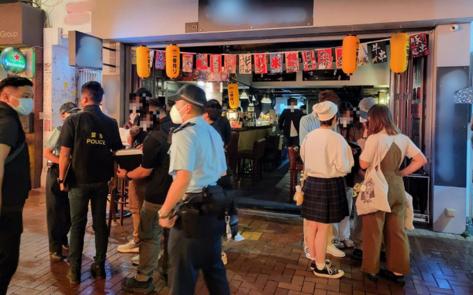 跨部門人員巡查荃灣區多間餐飲處所及酒吧。