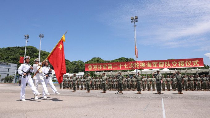 中国驻港部队于今日组织进驻香港以来第27次建制单位轮换行动。政府新闻处