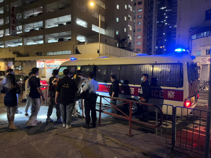 警方元朗捣破无牌酒吧，拘捕39人。警方图片