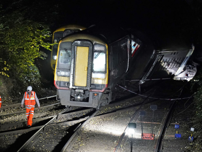 英国西南部两列载客火车相撞，十多人受伤。AP图片