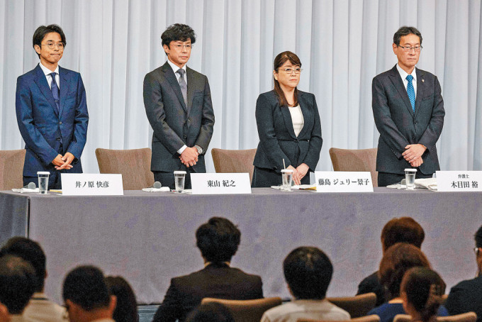 （左起）井之原快彦、东山纪之、藤岛Julie景子及律师木目田裕一起出席尊尼记者会。