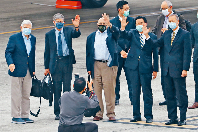 美國前參議員多德（站立左起）昨天率團抵達台北，成員包括前副國務卿阿米蒂及斯坦柏格。