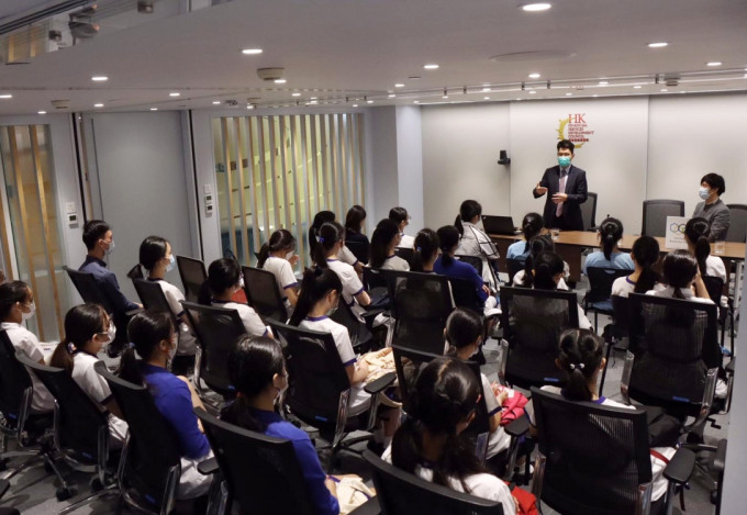 陈浩濂日前与国际区块链奥林匹克比赛香港代表团的三十多名同学见面交流。