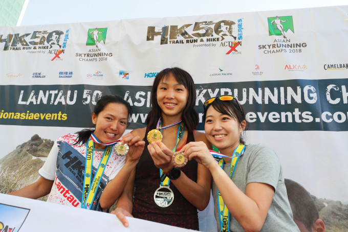 張敏怡（中）是首名取得Skyrunning冠軍賽亞洲冠軍的本地女將。相片由公關提供