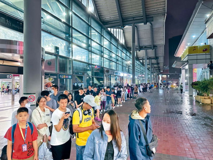 台风造成本港交通混乱，大批乘客错过港铁末班车滞留红磡站。
