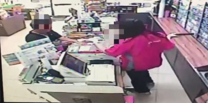 女店员抢去匪徒手枪。网上图片