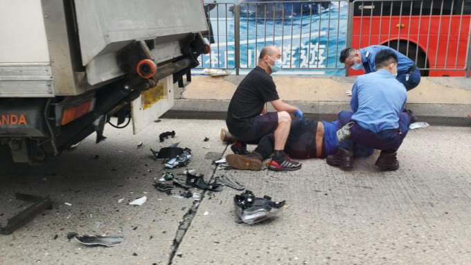 电单车司机受伤倒地。
