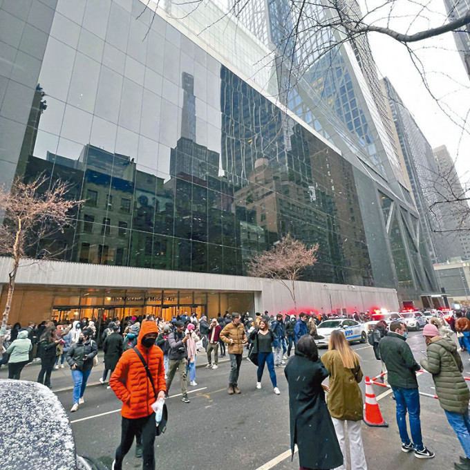 刀襲案發生後，人群在紐約現代藝術博物館外聚集。