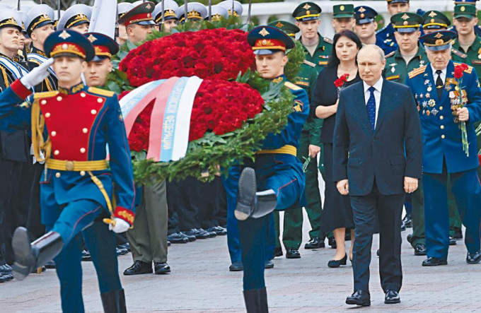 普京在莫斯科烈士墓獻花，紀念納粹德國入侵蘇聯八十一周年。