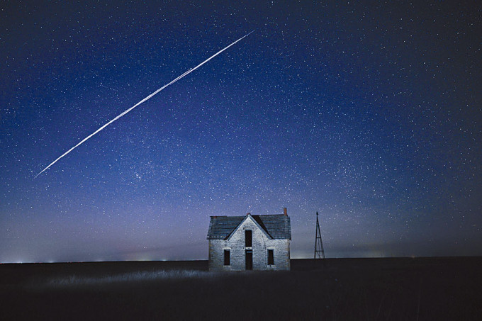 SpaceX的「星鏈」人造衞星，去年掠過堪薩斯州的夜空。