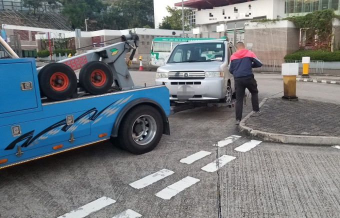 警方打擊違泊即時拖走違例車輛。資料圖片