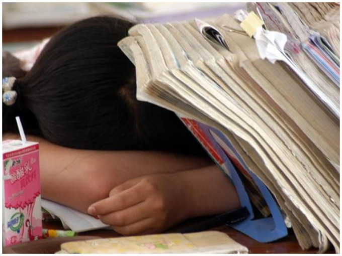 有考生因午睡不醒錯過高考。示意圖