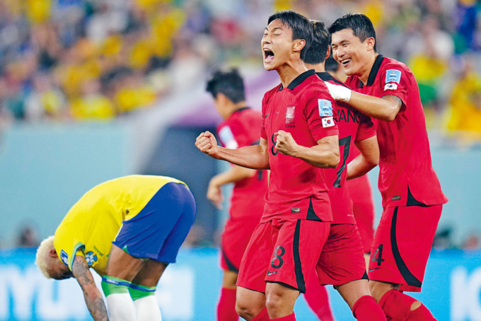 白昇浩（左）替南韓破蛋後，振臂慶祝。
