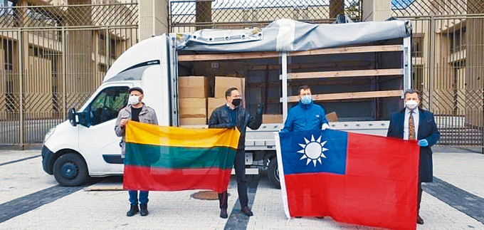台灣去年向立陶宛捐口罩，現場出現雙方「國旗」。　