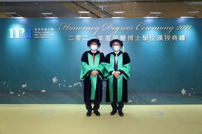 都會大學頒授2021年度榮譽博士學位予3位傑出學者，其中2位榮譽博士合照（左起）：黃玉山教授及胡志城教授。