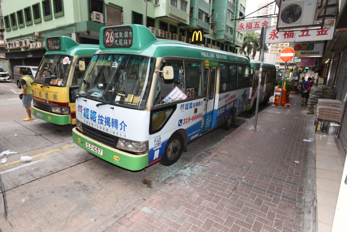 红磡一辆小巴和货车遭击醉玻璃。